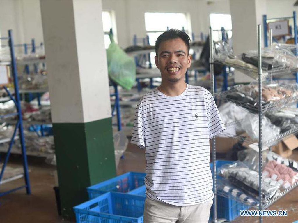 Pria Difabel yang Toko Onlinenya Beromzet Rp 2 Miliar Pria Difabel yang Toko Onlinenya Beromzet Rp 2 Miliar