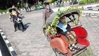 Salut! Mahasiswi Ini Wisuda Drive Thru Pakai Becak