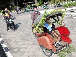 Salut! Mahasiswi Ini Wisuda Drive Thru Pakai Becak Salut! Mahasiswi Ini Wisuda Drive Thru Pakai Becak