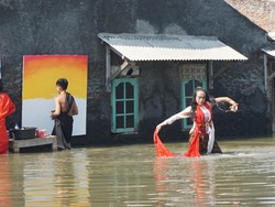 Ekspresikan Keprihatinan Seniman di Tengah Genangan Banjir Rob