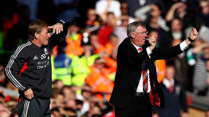LIVERPOOL, ENGLAND - OCTOBER 15:  Manchester United Manager Sir Alex Ferguson (R) gestures as Liverpool Manager Kenny Dalglish looks onduring the Barclays Premier League match between Liverpool and Manchester United at Anfield on October 15, 2011 in Liverpool, England.  (Photo by Clive Brunskill/Getty Images)