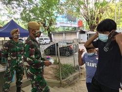 TNI Berjaga di Lapangan Karebosi Makassar, Pastikan Warga Pakai Masker