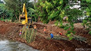 Turap Kali Pesanggrahan dengan Bilah Bambu