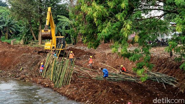 Turap Kali Pesanggrahan dengan Bilah Bambu