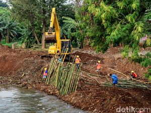 Turap Kali Pesanggrahan dengan Bilah Bambu Turap Kali Pesanggrahan dengan Bilah Bambu