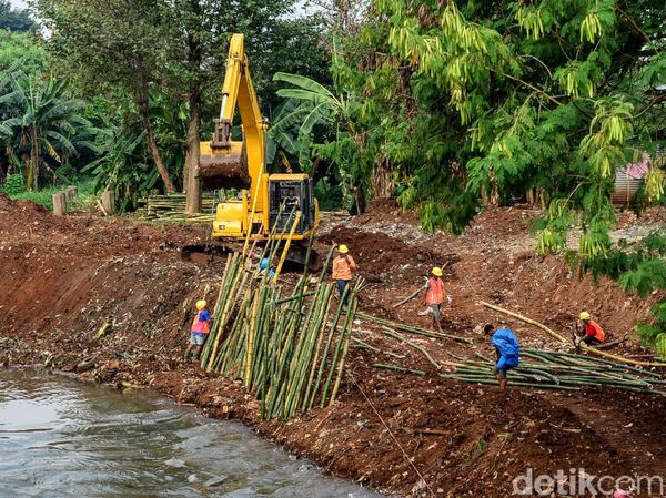 Turap Kali Pesanggrahan dengan Bilah Bambu
