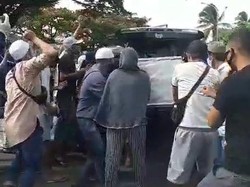 Ambulans Pembawa Jenazah Corona di Ambon Dihadang Warga Gegara Lokasi Makam