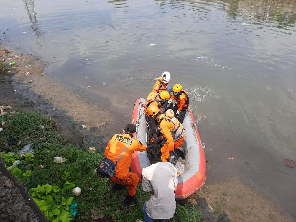 Warga yang Tenggelam di Banjir Kanal Barat Ditemukan Tewas Warga yang Tenggelam di Banjir Kanal Barat Ditemukan Tewas