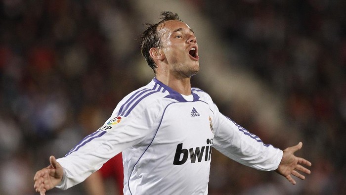 MALLORCA, SPAIN - APRIL 05:  Wesley Sneijder of Real Madrid celebrates his opening goal during the La Liga match between Mallorca and Real Madrid at the Ono Stadium on April 5, 2008 in Palma de Mallorca, Spain. The match ended in a 1-1 draw.  (Photo by Jasper Juinen/Getty Images)