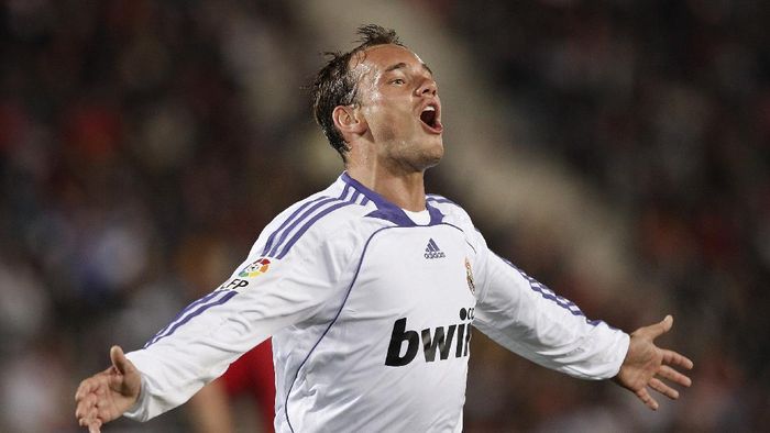 Wesley Sneijder MALLORCA, SPAIN - APRIL 05: Wesley Sneijder of Real Madrid celebrates his opening goal during the La Liga match between Mallorca and Real Madrid at the Ono Stadium on April 5, 2008 in Palma de Mallorca, Spain. The match ended in a 1-1 draw. (Photo by Jasper Juinen/Getty Images)