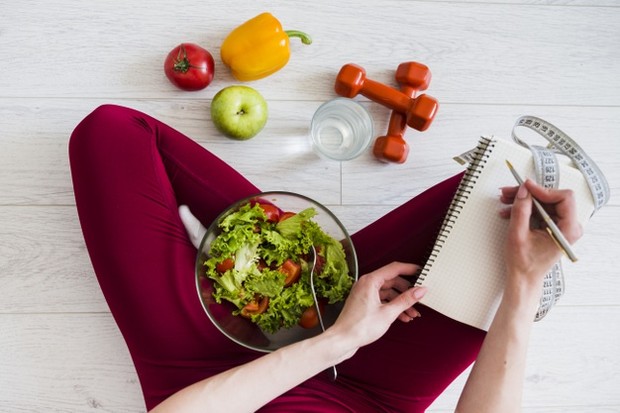 Jika seorang wnaita menjalani program diet ketat nantinya akan menyebabkan kelaparan, kelelahan, dan juga sakit kepala.