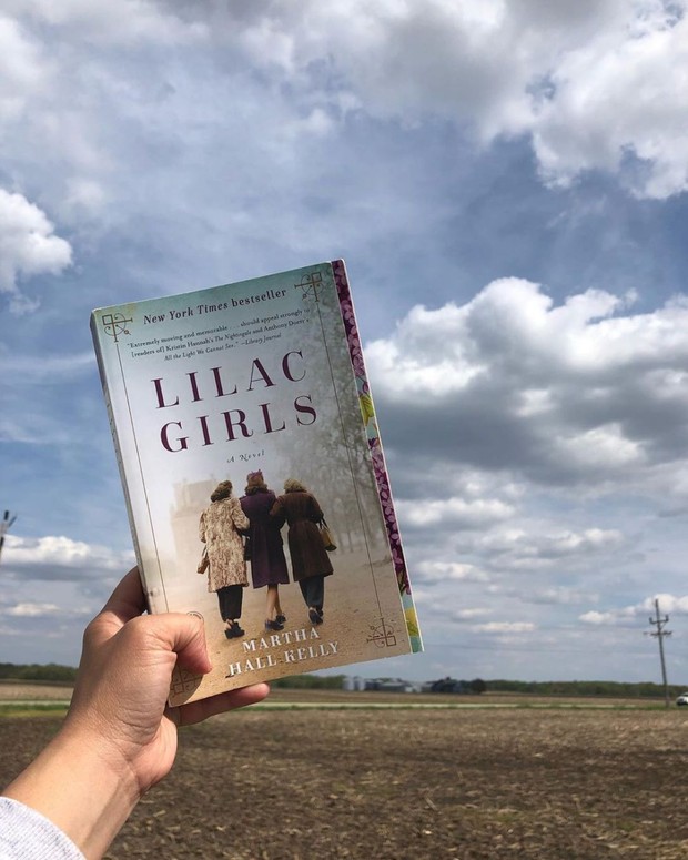 Novel Lilac Girls/ Foto: Instagram.com/ellaisreadingabook/