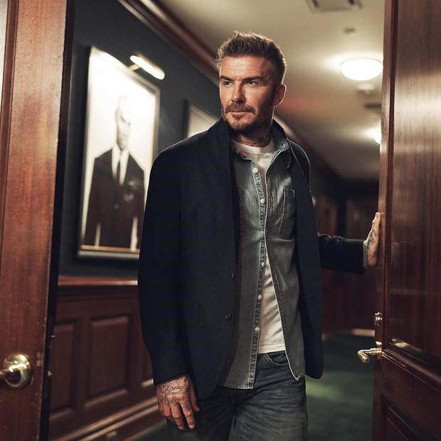 David Beckham diberikan gelar kerajaan langsung oleh Ratu Elizabeth II di tahun 2003, dengan gelar Officer Of The Order (OBE).