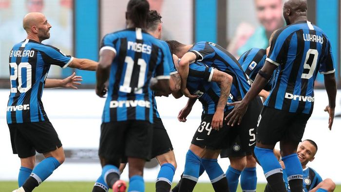 1222589939 MILAN, ITALY - JUNE 24: Cristiano Biraghi of FC Internazionale celebrates his goal with his team-mates during the Serie A match between FC Internazionale and US Sassuolo at Stadio Giuseppe Meazza on June 24, 2020 in Milan, Italy. (Photo by Emilio Andreoli/Getty Images)