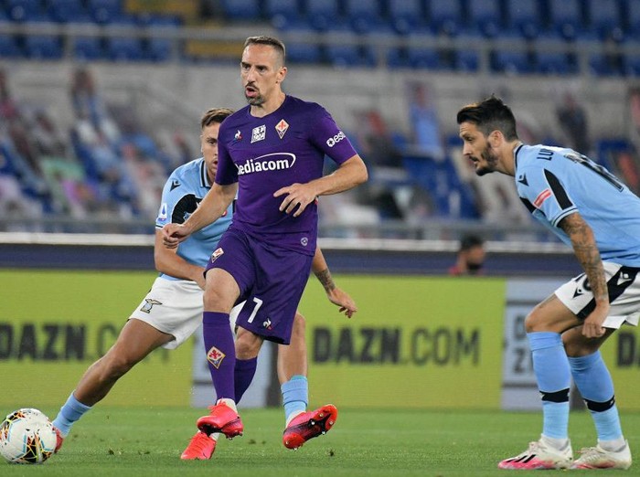 ROME, ITALY - JUNE 27: Franck Ribery of ACF Fiorentina kicks the ball against Luis Alberto of SS Lazio during the Serie A match between SS Lazio and  ACF Fiorentina at Stadio Olimpico on June 27, 2020 in Rome, Italy. (Photo by Marco Rosi - SS Lazio/Getty Images)