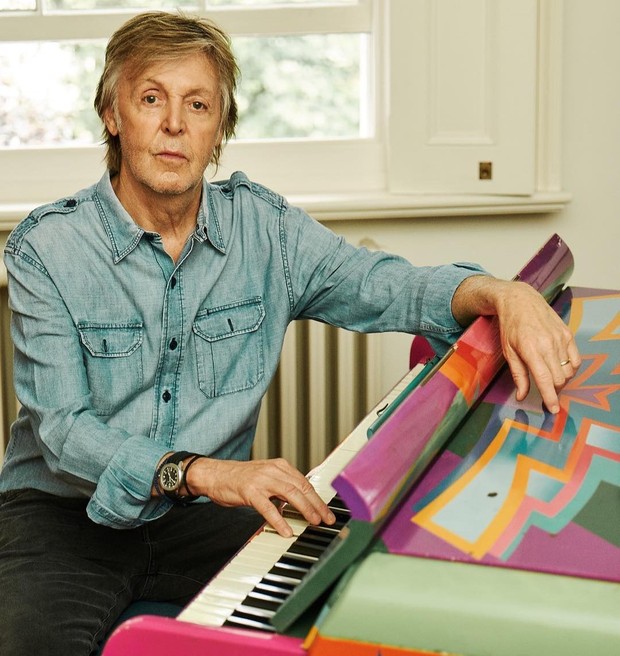 Paul McCartney dianugerahi gelar Knight oleh Ratu Elizabeth II pada tahun 1997.