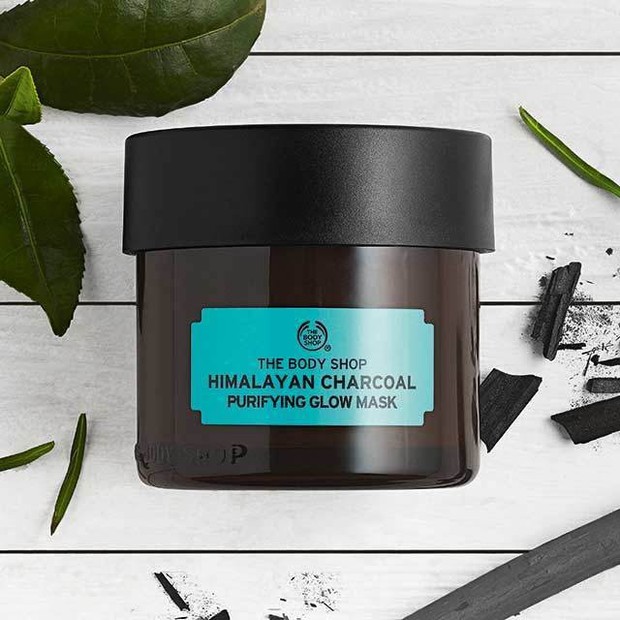 Bamboo charcoal yang menjadi bahan andalan dalam masker ini bekerja dengan mengurangi produksi minyak yang menyumbat pori. Produk ini tidak hanya bisa digunakan sebagai masker.
