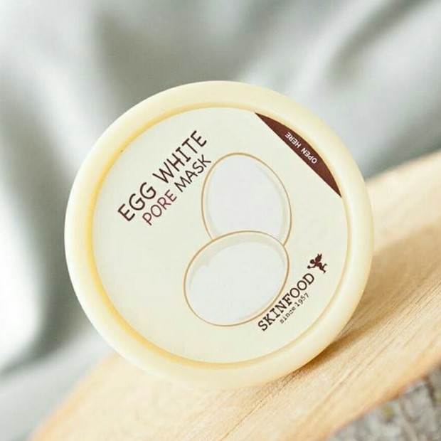 Asam amino dan vitamin yang juga menjadi kandungan dalam Skinfood Egg White Pore Mask juga bermanfaat menutrisi kulit. Selain kulit akan terlihat lebih halus, masker ini juga mencegah munculnya komedo.