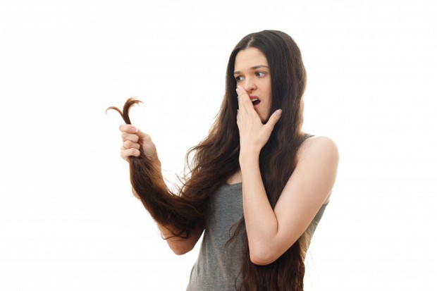 Memotong rambut adalah salah satu cara mengatasi rambut bercabang.