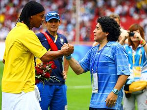 Tangan Tuhan Hentikan Detak Jantung Legenda Diego Maradona