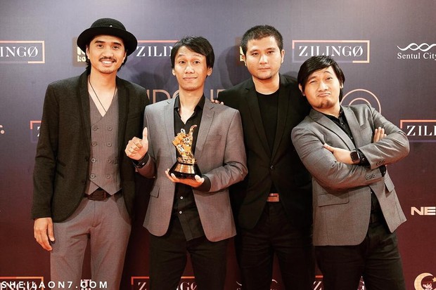 Sheila On 7/instagram.com/sheilaon7 Nama “Sheila On 7” kira-kira artinya adalah teman-temannya “Sheila” yang memainkan 7 nada / memainkan musik.