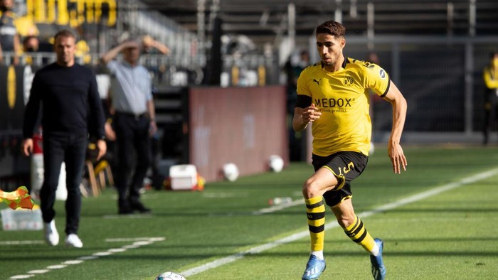 DORTMUND, GERMANY - MAY 26: Achraf Hakimi of Borussia Dortmund runs with the ball during the Bundesliga match between Borussia Dortmund and FC Bayern Muenchen at Signal Iduna Park on May 26, 2020 in Dortmund, Germany. (Photo by Federico Gambarini/Pool via Getty Images)