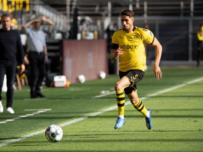 DORTMUND, GERMANY - MAY 26: Achraf Hakimi of Borussia Dortmund runs with the ball during the Bundesliga match between Borussia Dortmund and FC Bayern Muenchen at Signal Iduna Park on May 26, 2020 in Dortmund, Germany. (Photo by Federico Gambarini/Pool via Getty Images)
