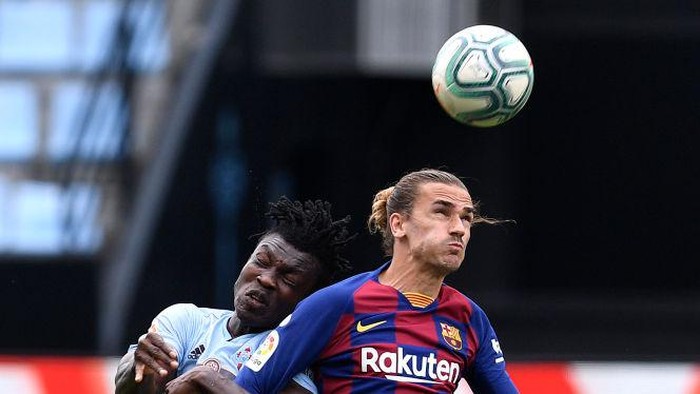 VIGO, SPAIN - JUNE 27:  Joseph Aidoo of RC Celta Vigo is tackled by Antoine Griezmann of FC Barcelona during the Liga match between RC Celta de Vigo and FC Barcelona at Abanca-Balaídos on June 27, 2020 in Vigo, Spain. (Photo by Octavio Passos/Getty Images)