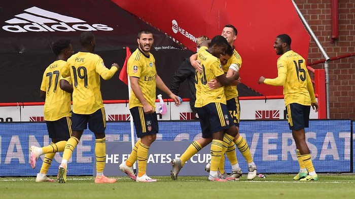 SHEFFIELD, ENGLAND - JUNE 28: Dani Ceballos of Arsenal celebrates with his team after scoring his teams second goal during the FA Cup Fifth Quarter Final match between Sheffield United and Arsenal FC at Bramall Lane on June 28, 2020 in Sheffield, England. (Photo by Oli Scarff/Pool via Getty Images)