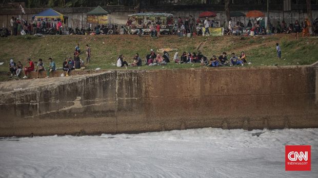 Suasana Kanal Banjir Timur yang diselimuti busa di kawasan Duren Sawit, Jakarta, Minggu, 28 Juni 2020. CNN Indonesia/Bisma Septalisma