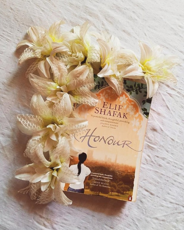 Novel Honour/ Foto: Instagram.com/__wander_inpages_