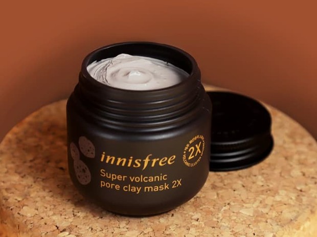 Clay mask dari Innisfree ini memiliki keunggulan dalam manfaatnya mengontrol sebum yang menyumbat pori.