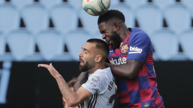 Celta Vigo's Brais Mendez, left, heads for the ball with Barcelona's Samuel Umtiti during a Spanish La Liga soccer match between RC Celta and Barcelona at the Balaidos stadium in Vigo, Spain, Saturday, June 27, 2020. (AP Photo/Lalo Villar)