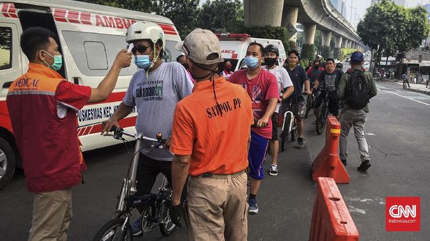 Masyatakat yang hendak berolahraga di Car Free Day (CFD) di Jalan Layang Non Tol (JLNT) Antasari, Jakarta Selatan hari ini Minggu (28/6) wajib melalui pengecekan suhu tubuh.