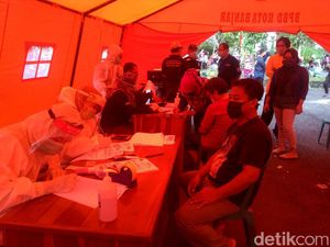 Puluhan Warga Banjar Ikut Tes Swab di Sekitar Eks Stadion Patroman