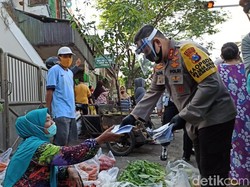 Tekan Penyebaran COVID-19, Forkopimda Jatim Bagikan 2 Juta Masker