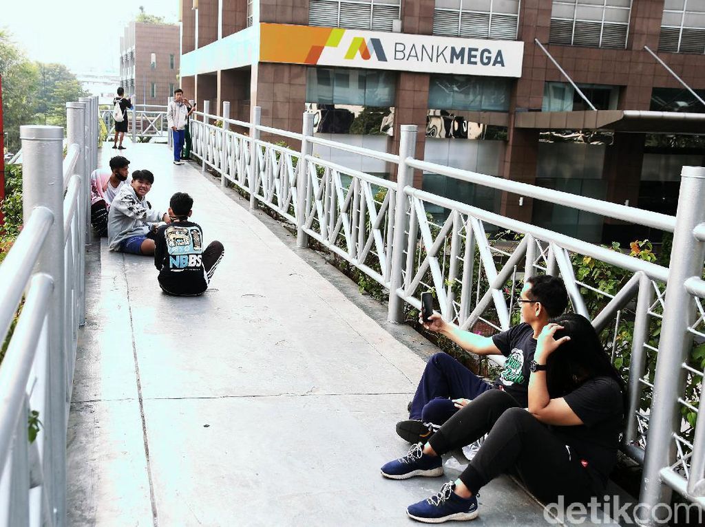 JPO Tanpa Atap di Sudirman Jadi Favorit Selfie Warga JPO Tanpa Atap di Sudirman Jadi Favorit Selfie Warga