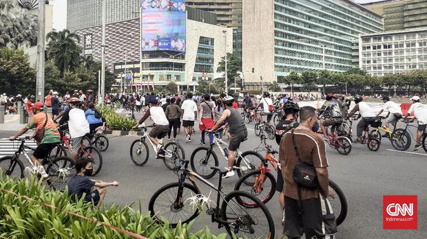 Kawasan Hari Bebas Kendaraan Bermotor (HBKB) atau populer dikenal dengan Car Free Day (CFD) daerah Thamrin sampai Bundaran Hote Indonesia (HI) masih ramai orang yang berolahraga.
