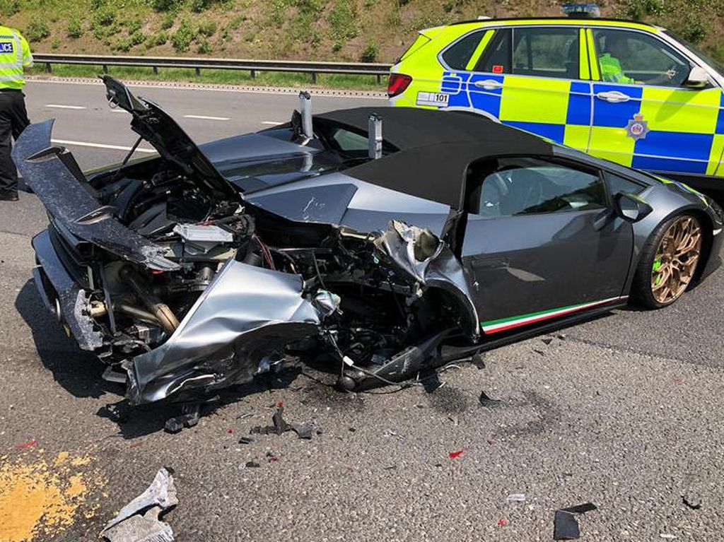 Apes, Masih Bau Dealer Lamborghini Ini Alami Kecelakaan Parah Apes, Masih Bau Dealer Lamborghini Ini Alami Kecelakaan Parah