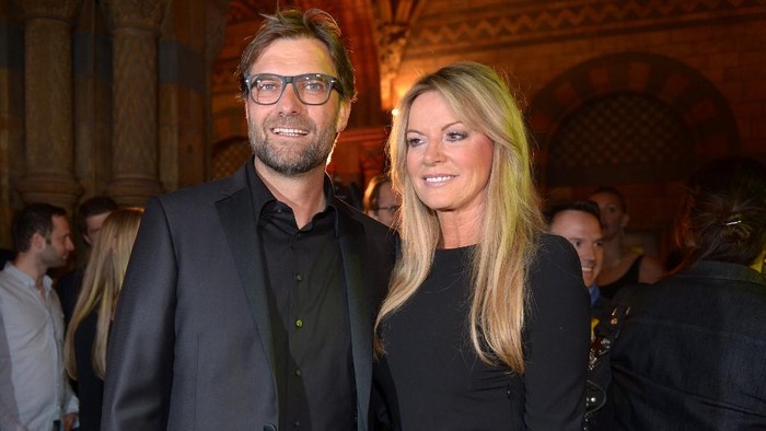 Dortmunds head coach Juergen Klopp and his wife Ulla pose for a picture during the after party of the final European Champions League football match FC Bayern Munich vs Borussia Dortmund at the Natural History Museum in London, Great Britain, on May 26, 2012. FC Bayern Munich won the 2013 ChEuropean Champions League match 2:1.  AFP PHOTO /POOL/ FEDERICO GAMBARINI (Photo by FEDERICO GAMBARINI / POOL / AFP)