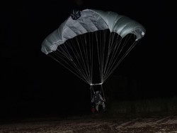 Belasan Marinir Latihan Terjun Tempur Malam di Situbondo