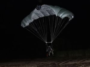 Belasan Marinir Latihan Terjun Tempur Malam di Situbondo Belasan Marinir Latihan Terjun Tempur Malam di Situbondo