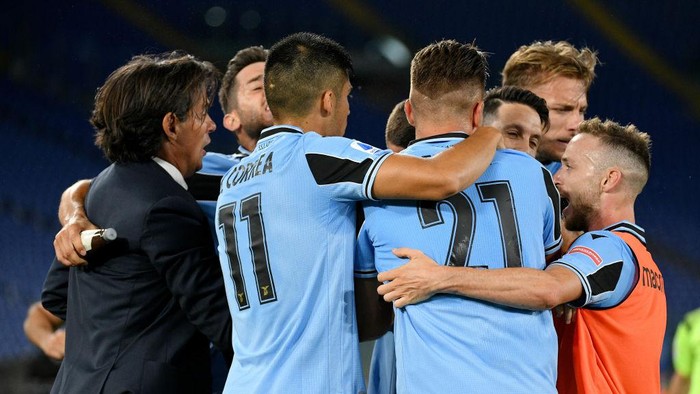 ROME, ITALY - JUNE 27: Luis Alberto of SS Lazio celebrate a second goal with his team mates during the Serie A match between SS Lazio and  ACF Fiorentina at Stadio Olimpico on June 27, 2020 in Rome, Italy. (Photo by Marco Rosi - SS Lazio/Getty Images)