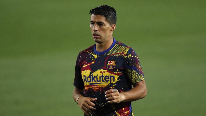 BARCELONA, SPAIN - JUNE 23: Luis Suarez of Barcelona warms up prior to the Liga match between FC Barcelona and Athletic Club at Camp Nou on June 23, 2020 in Barcelona, Spain. Football Stadiums around Europe remain empty due to the Coronavirus Pandemic as Government social distancing laws prohibit fans inside venues resulting in all fixtures being played behind closed doors. (Photo by Eric Alonso/Getty Images)