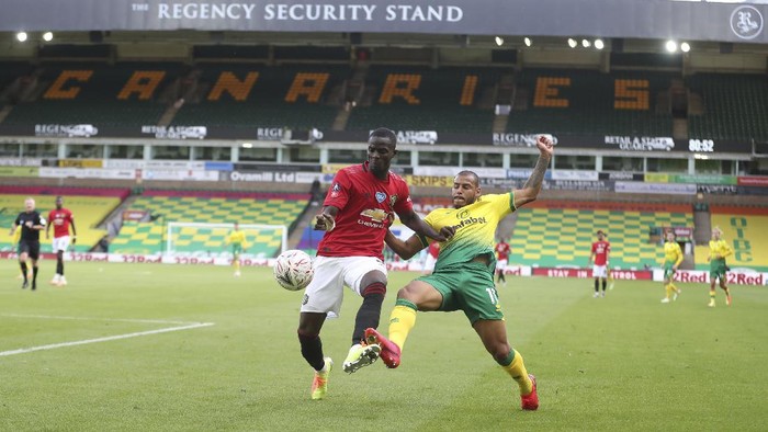 Manchester Uniteds Eric Bailly, left, holds off Norwich Citys Onel Hernandez during the FA Cup sixth round soccer match between Norwich City and Manchester United at Carrow Road stadium in Norwich, England, Saturday, June 27, 2020. (Catherine Ivill/Pool via AP)