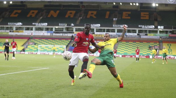 Manchester United's Eric Bailly, left, holds off Norwich City's Onel Hernandez during the FA Cup sixth round soccer match between Norwich City and Manchester United at Carrow Road stadium in Norwich, England, Saturday, June 27, 2020. (Catherine Ivill/Pool via AP)