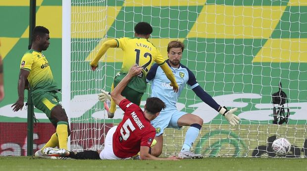 Manchester United's Harry Maguire scores his side's second goal during the FA Cup sixth round soccer match between Norwich City and Manchester United at Carrow Road stadium in Norwich, England, Saturday, June 27, 2020. (Catherine Ivill/Pool via AP)