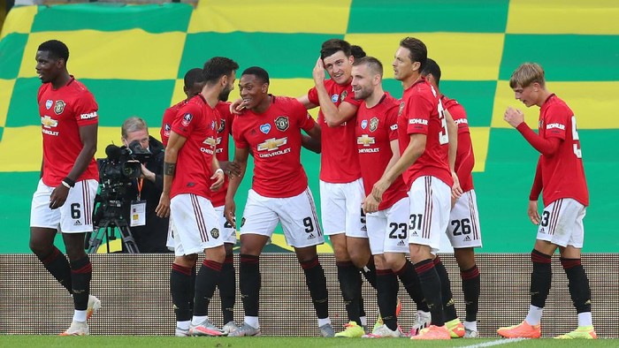 NORWICH, ENGLAND - JUNE 27: Harry Maguire of Manchester United celebrates with his team mates after scoring his sides second goal during the FA Cup Quarter Final match between Norwich City and Manchester United at Carrow Road on June 27, 2020 in Norwich, England. (Photo by Catherine Ivill/Getty Images)