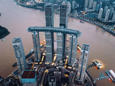 Megahnya Jembatan Raksasa yang Hubungkan 4 Gedung Pencakar Langit