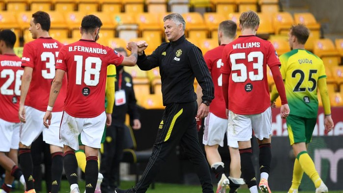 NORWICH, ENGLAND - JUNE 27: Ole Gunnar Solskjaer, Manager of Manchester United interacts with Bruno Fernandes of Manchester United after the FA Cup Quarter Final match between Norwich City and Manchester United at Carrow Road on June 27, 2020 in Norwich, England. (Photo by Joe Giddens/Pool via Getty Images)